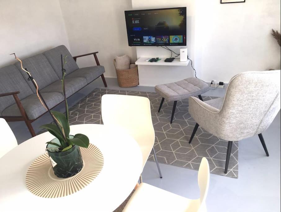 Ground Floor Apartment/wi-fi+free Parking *